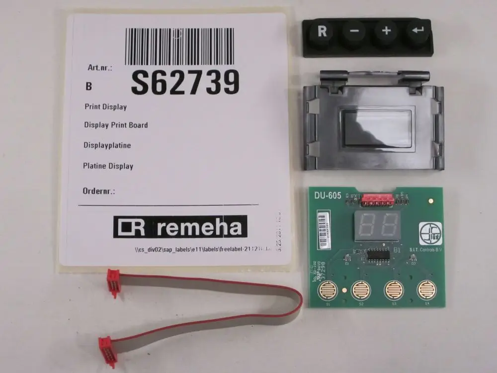 Displayplatine von Remeha, bestehend aus einer elektronischen Platine mit digitalen Anzeigen, Tasten und Verbindungskabeln sowie einer Bedienungsanleitung.